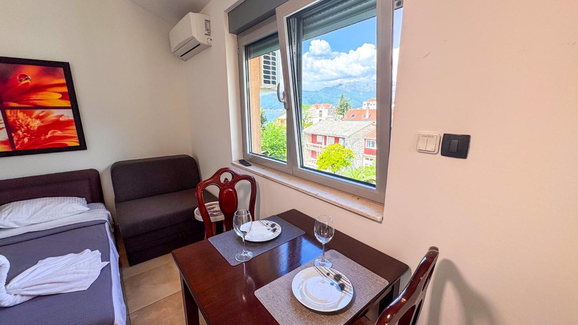 Qumi Apartments Tivat Exterior photo