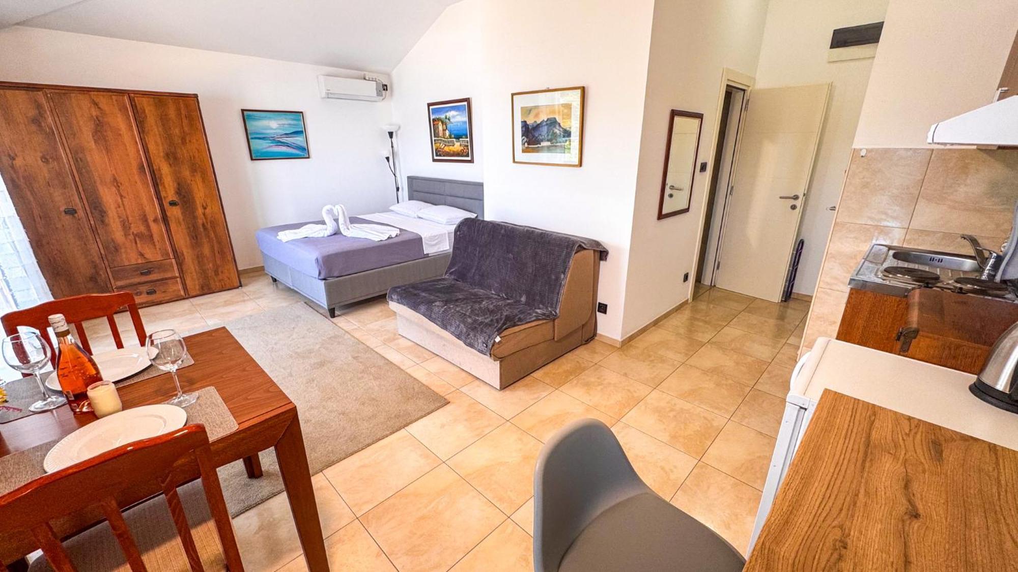 Qumi Apartments Tivat Exterior photo