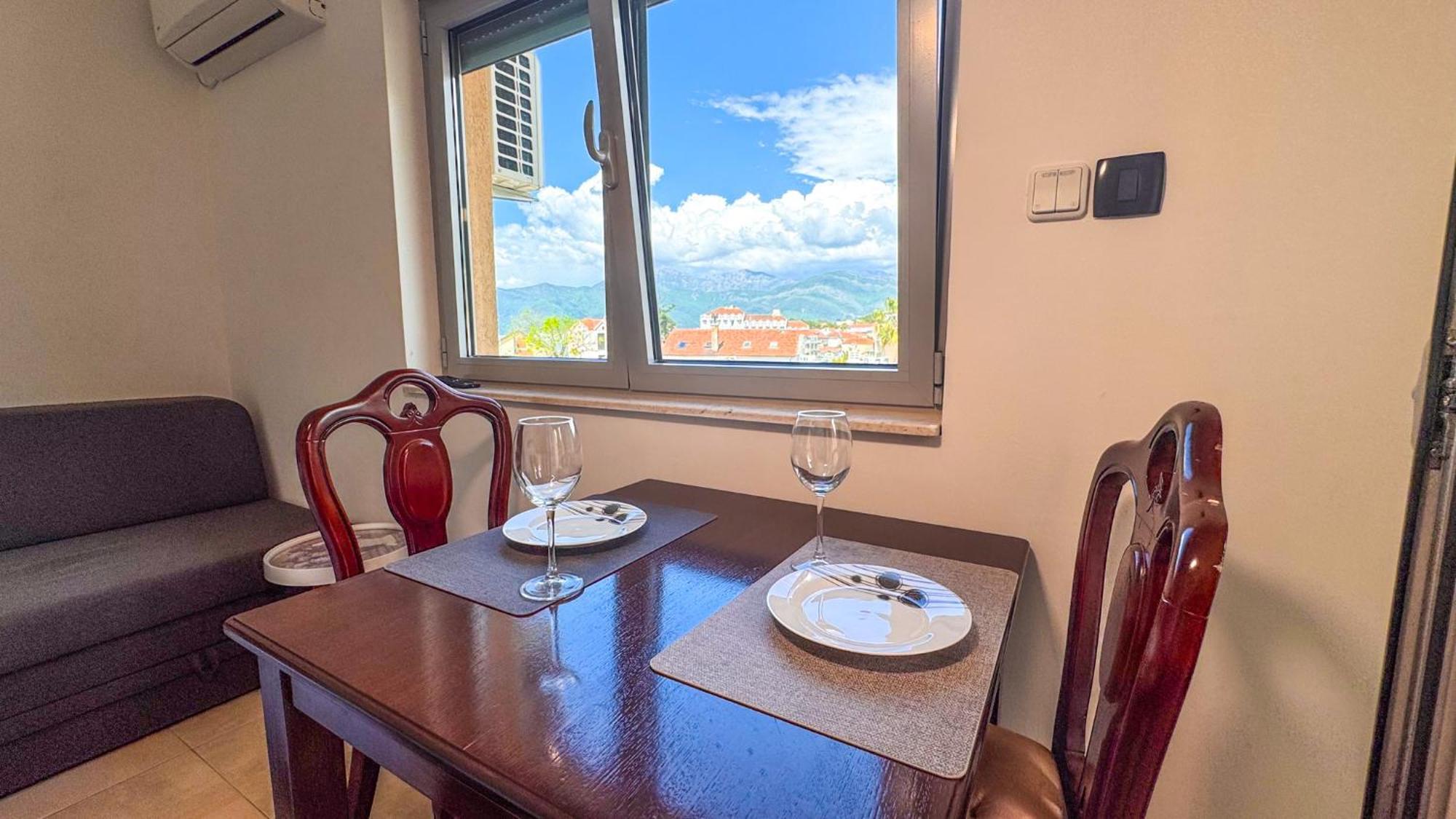 Qumi Apartments Tivat Exterior photo